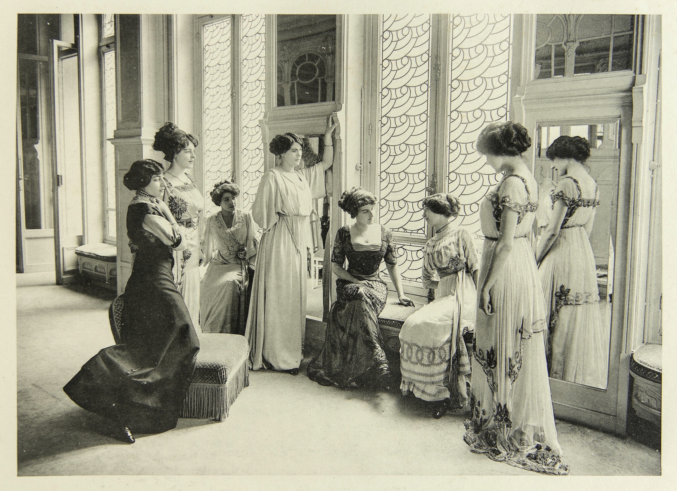 G. Agié, Les mannequins, 1910, Photographie extraite de l'album Les Créateurs de mode (éd. du Figaro)