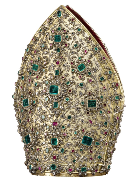 Matteo Treglia, Mitre de San Gennaro, 1713, Argent doré, 3326 diamants, 168 rubis,
198 émeraudes et 2 grenats, © Matteo D’Eletto