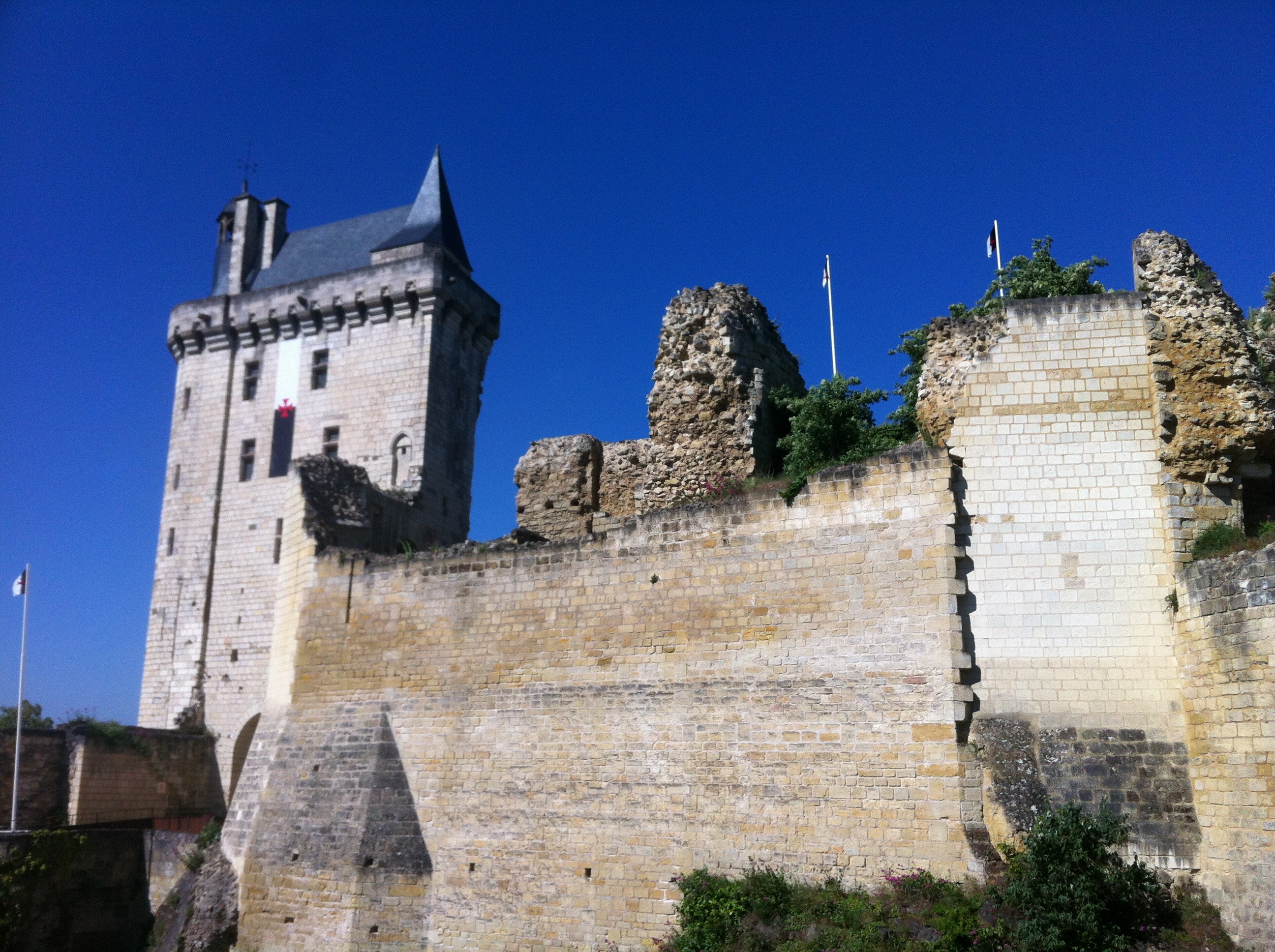 Temps fort du circuit traditionnel des Châteaux de la Loire, la forteresse royale de Chinon domine la ville du même nom et une rivière appelée la Vienne.