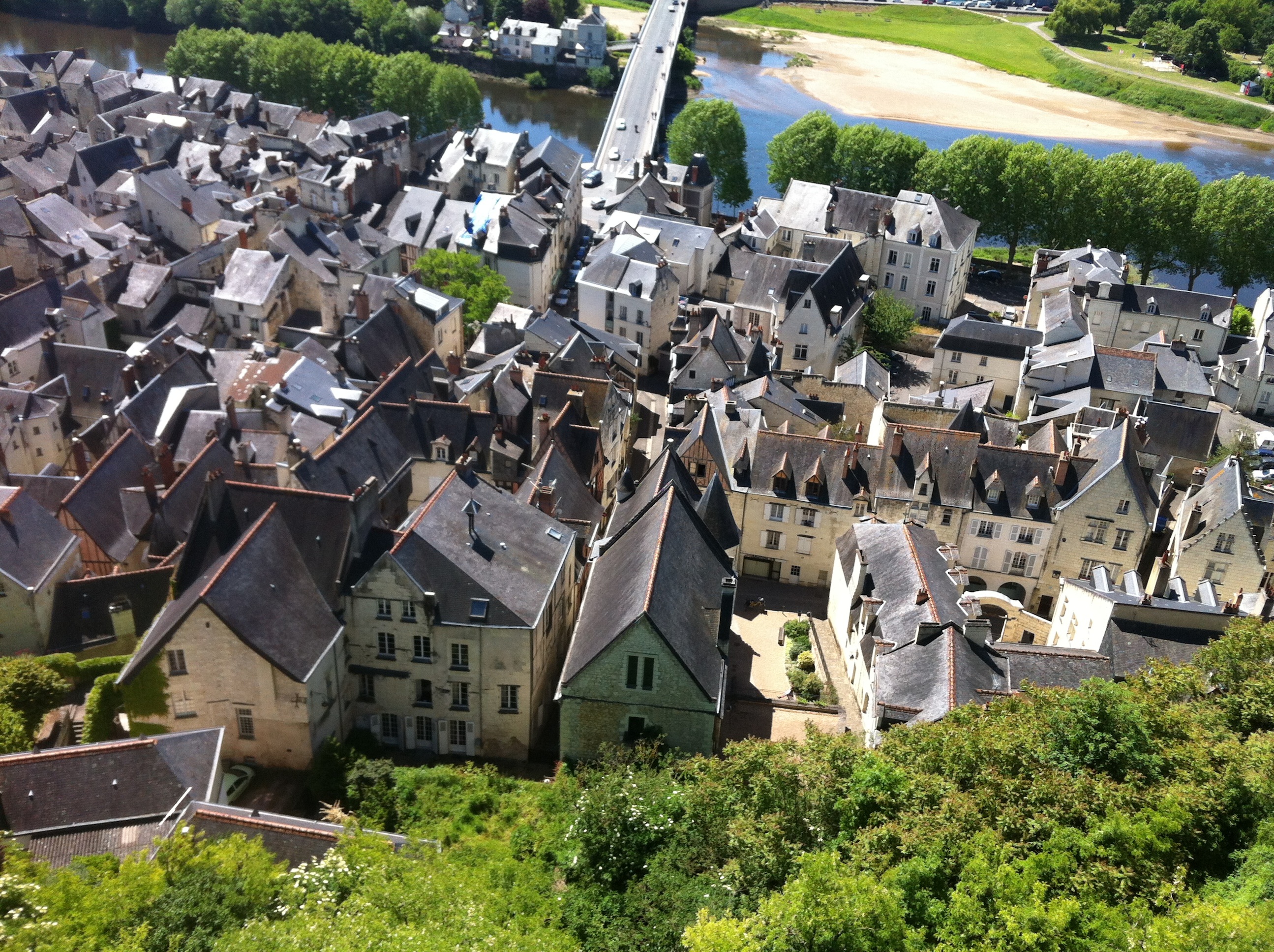 Châteaux privés, hôtels particuliers... le donjon du Coudray offre une vue à 360° sur les toits de la ville...