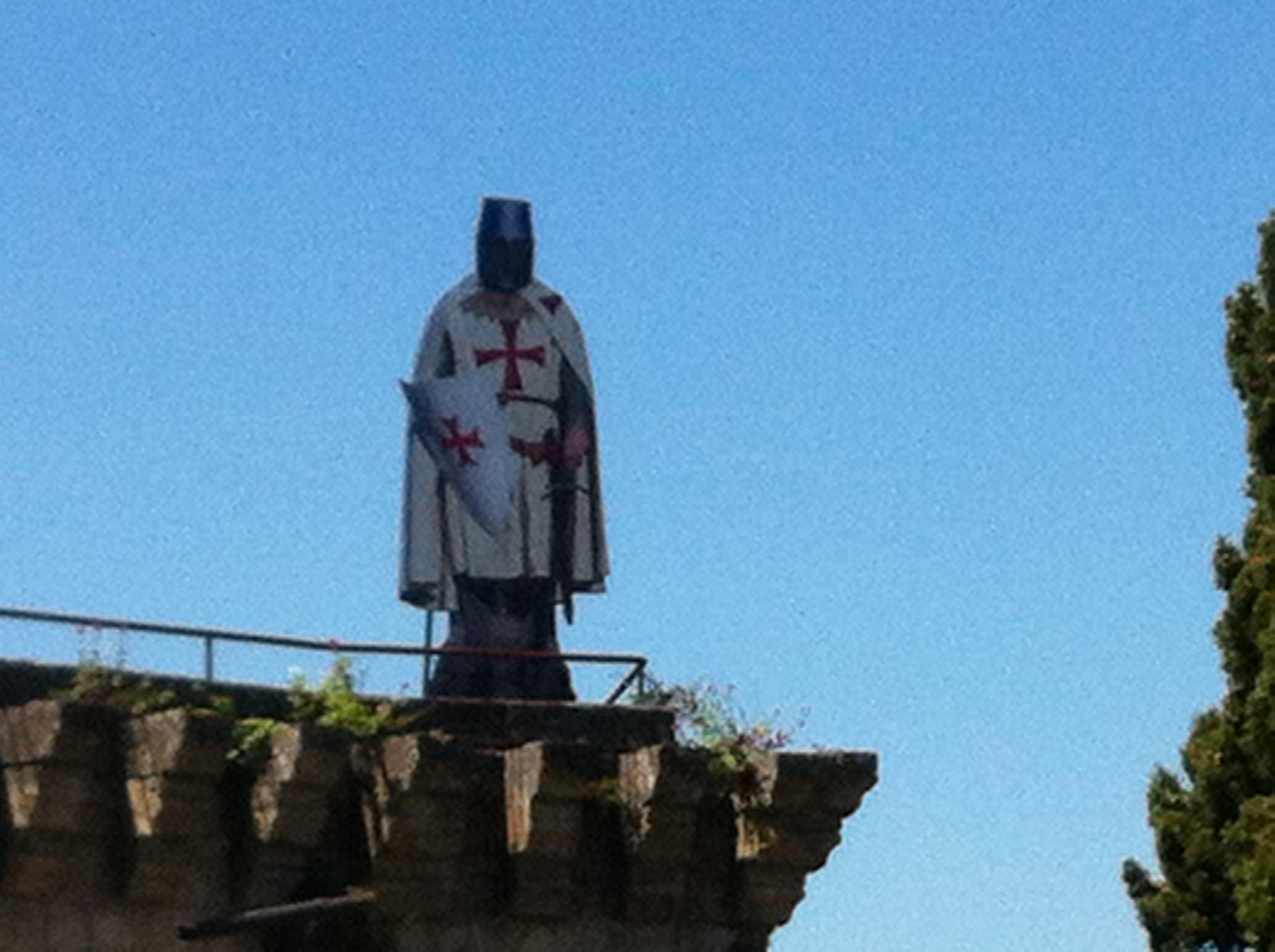 Sous le regard bienveillant de Templiers en carton. Après les pèlerins, ce sont les visiteurs qu'ils semblent protéger aujourd'hui.