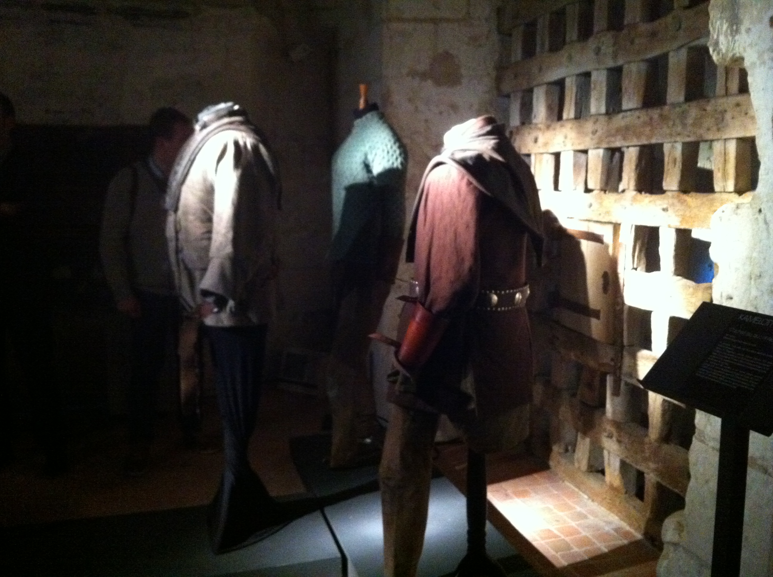 Au dernier étage de la tour Louis XI, des costumes masculins et un écran diffusant des extraits de la série "Kamelot".