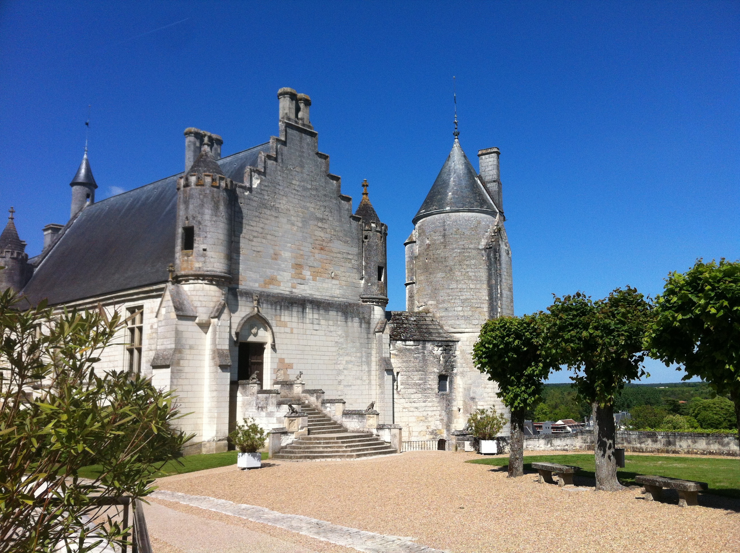 ... dont la façade et la terrasse dominent la vallée de l'Indre. Jeanne d'Arc y rencontre le futur Charles VII.
