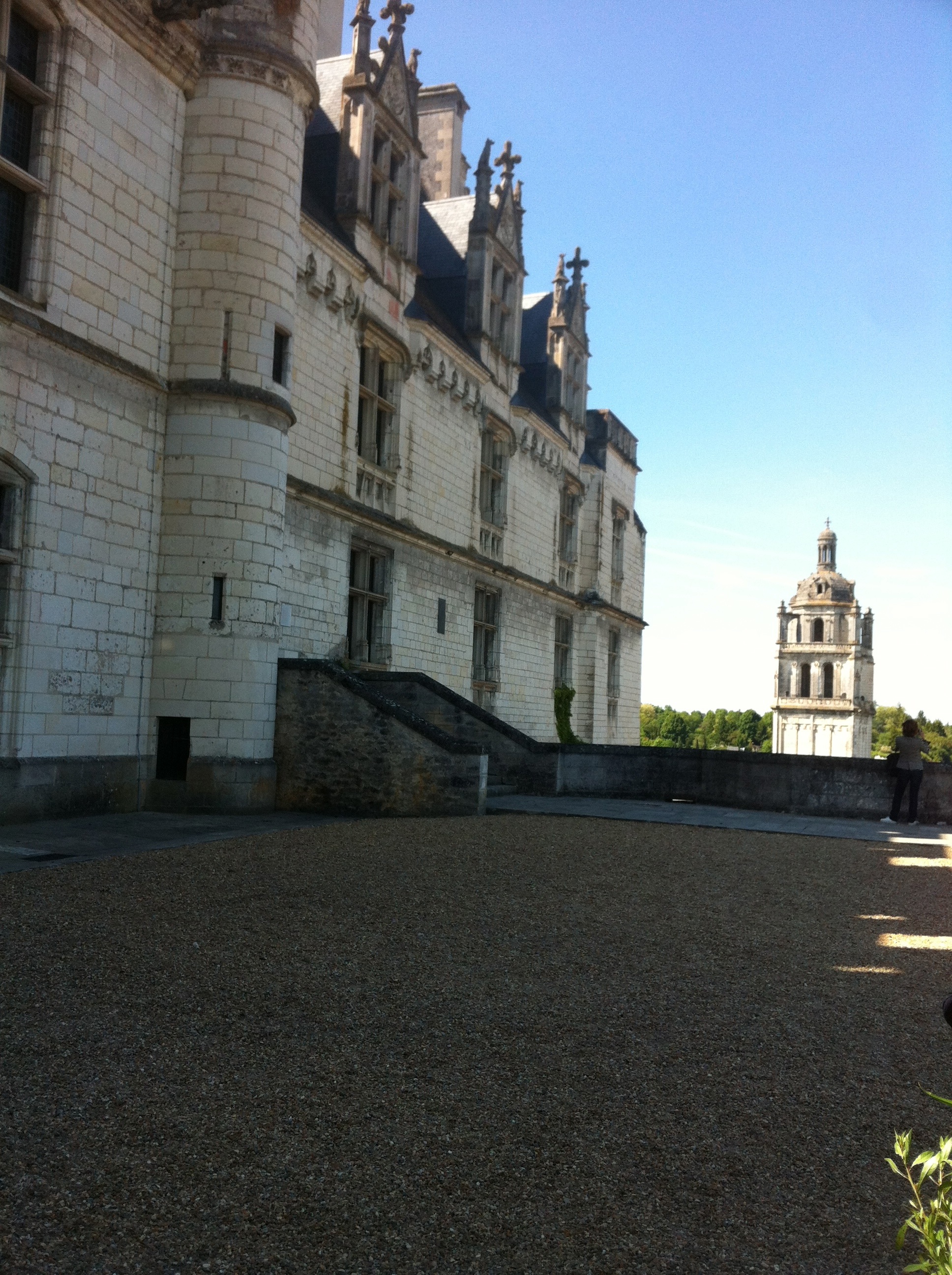 Perspective longitudinale d'autant plus incontournable que cette façade originelle - contrairement à l'entrée précédente créée au XIXème siècle - devrait être prochainement restaurée.