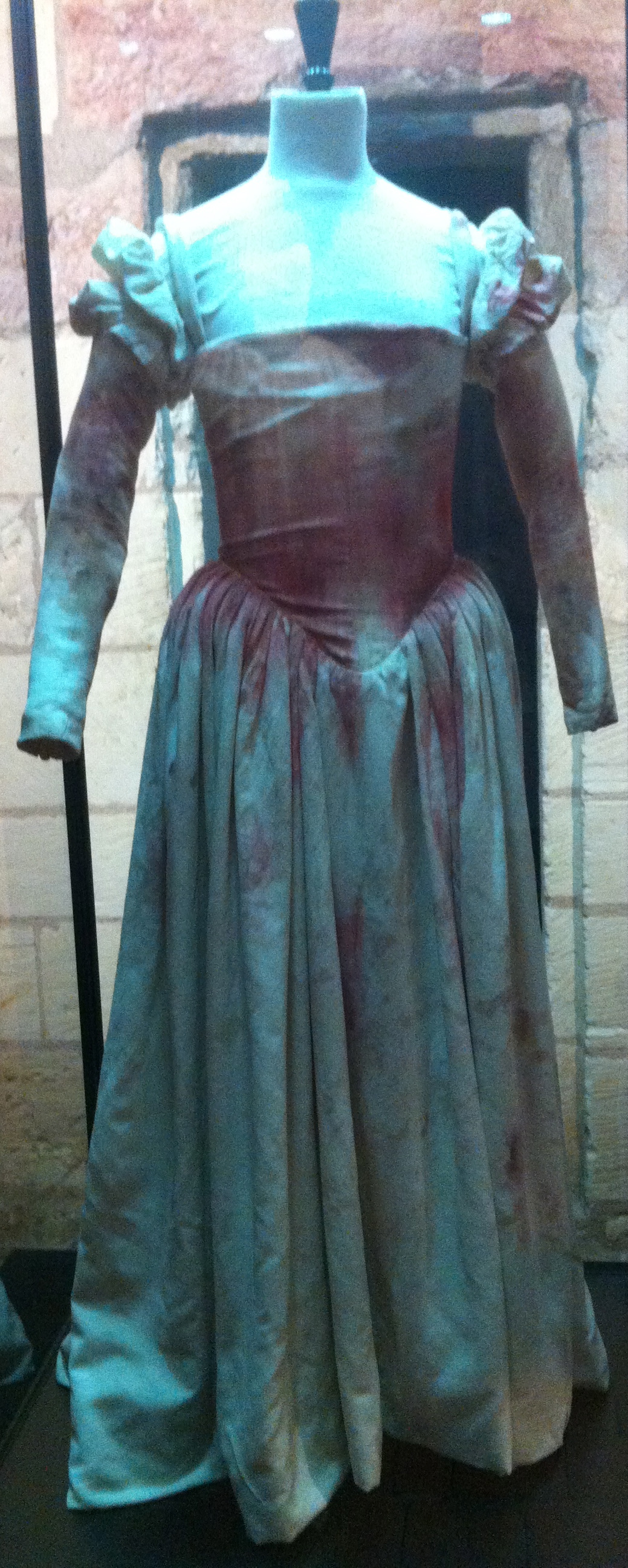 Cette robe est la réplique ensanglantée d'un vêtement immaculé que porte Margot avant de voir son frère (Jean-Hugues Anglade) expirer dans ses bras.