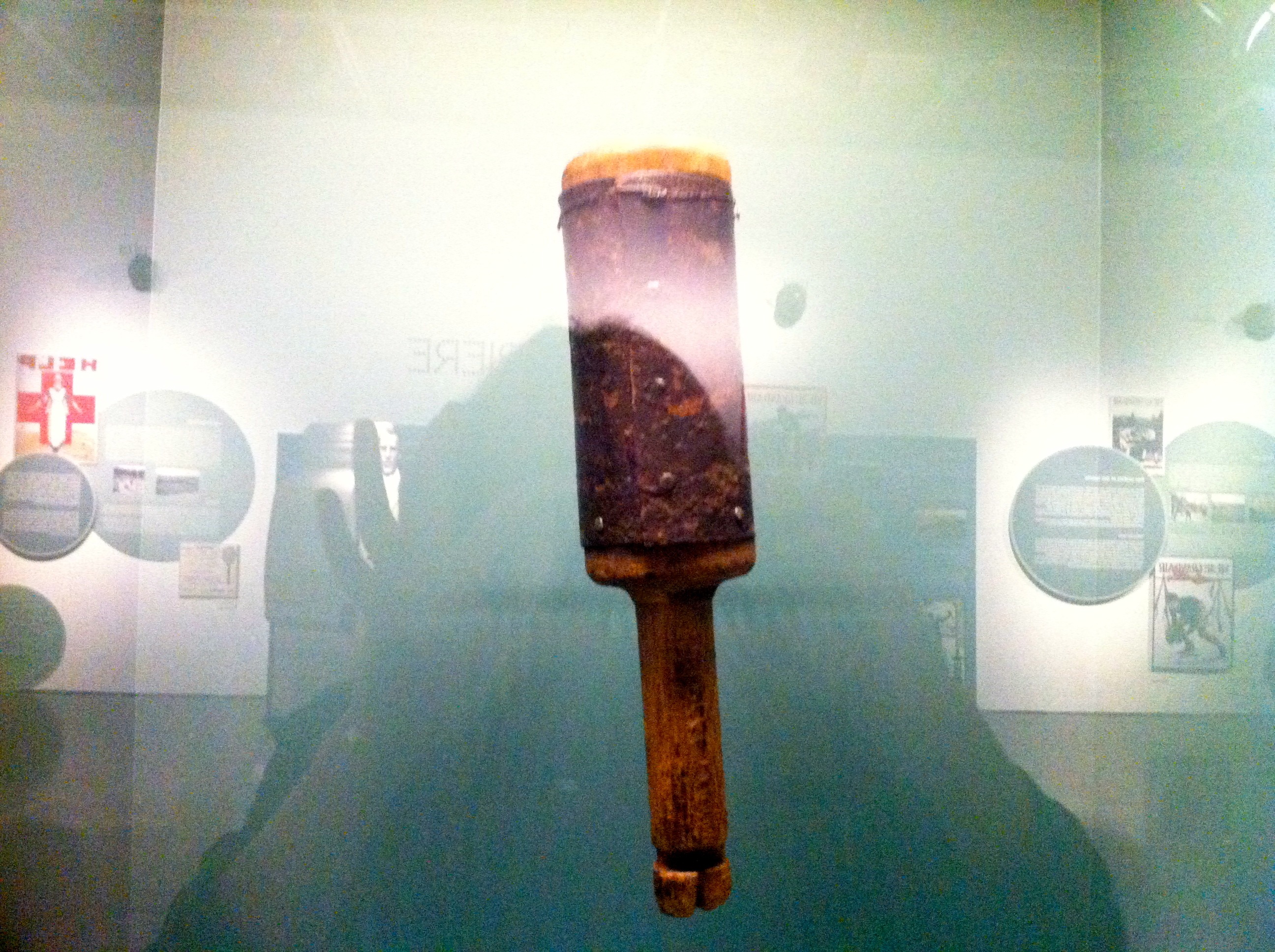 Face au problème d'approvisionement, les soldats inventent une grenade artisanale. Une planchette de bois pour un gain de portée, un tuyau de chauffage contenant poudre, clous ou gravier, un ruban adhésif en toile fermant la gaine et l'amorce, une mèche... Le pétard-raquette est prêt. © Musée de la Grande Guerre du Pays de Meaux / D. Pazery.