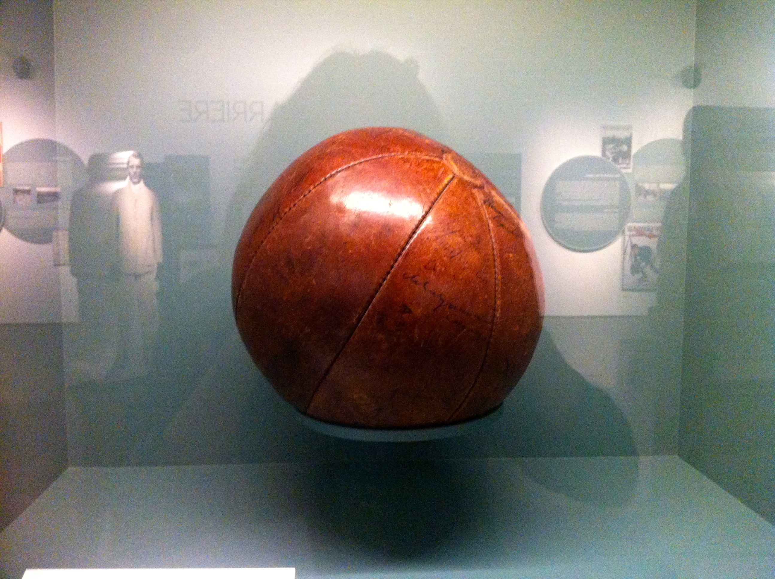 Au sortir du combat, on encourageait les soldats meurtris à pratiquer une activité physique. En d'autres termes le sport était prescrit par la plupart des médecins. D'où le nom de ce ballon, "The Medicine Ball" (la balle médicinale). © Musée de la Grande Guerre du Pays de Meaux.