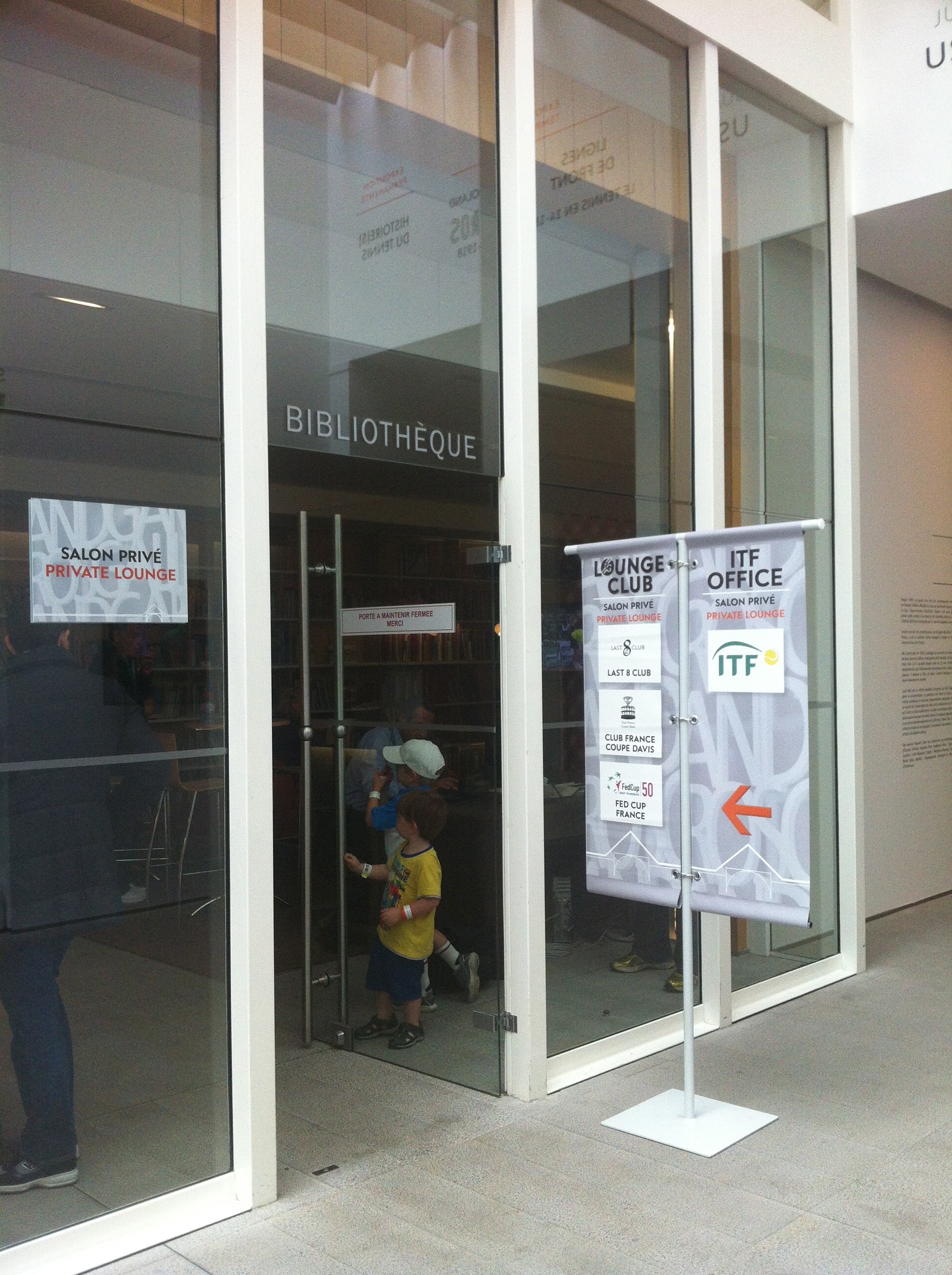 À droite en sortant, face à l'exposition permanente se trouve la bibliothèque du musée, où l'on peut d'ailleurs consulter le mémoires de Roland Garros.