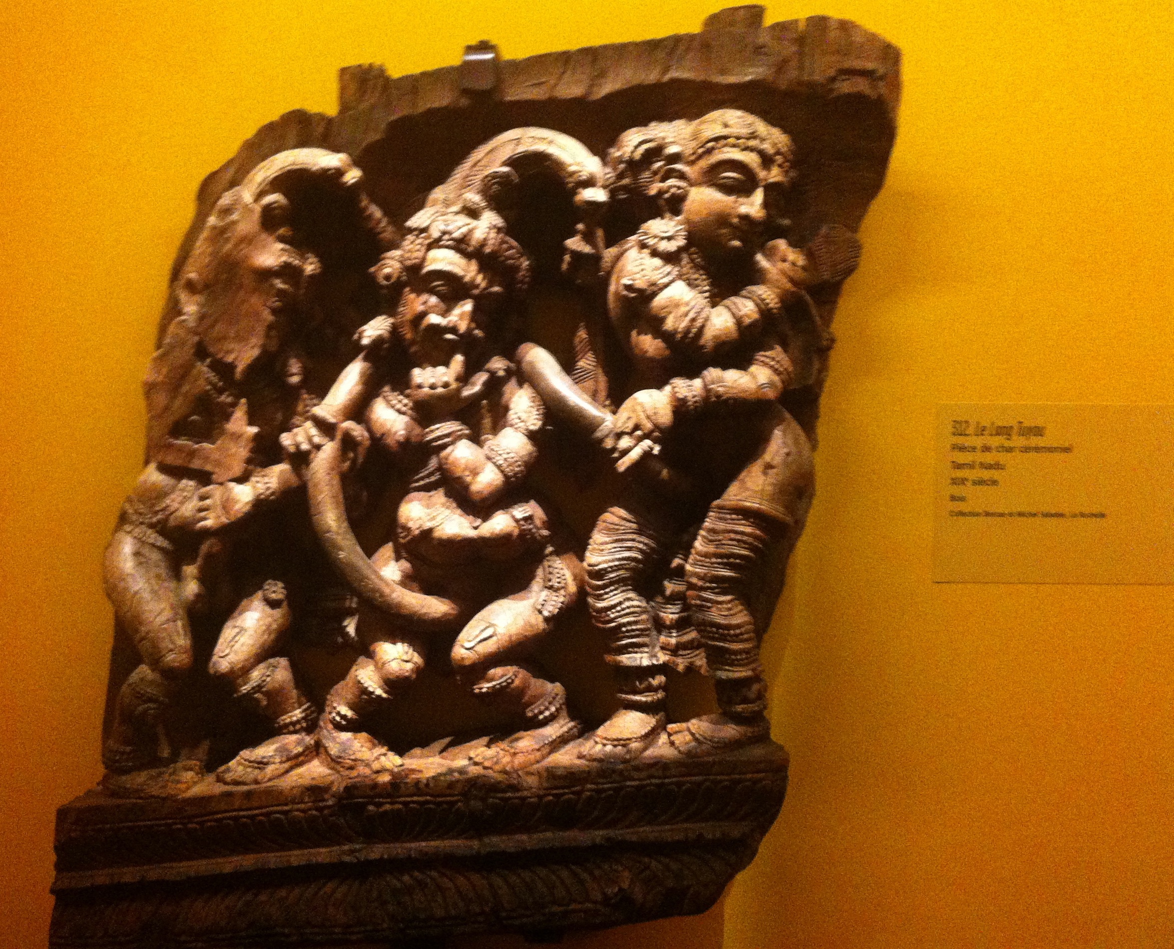 La verge infinie. La taille du sexe masculin peut être un objet tant de fierté que de peur, comme en témoigne le cliché suivant. 

> Pièce de char cérémoniel, Tamil Nadu, XIXe siècle