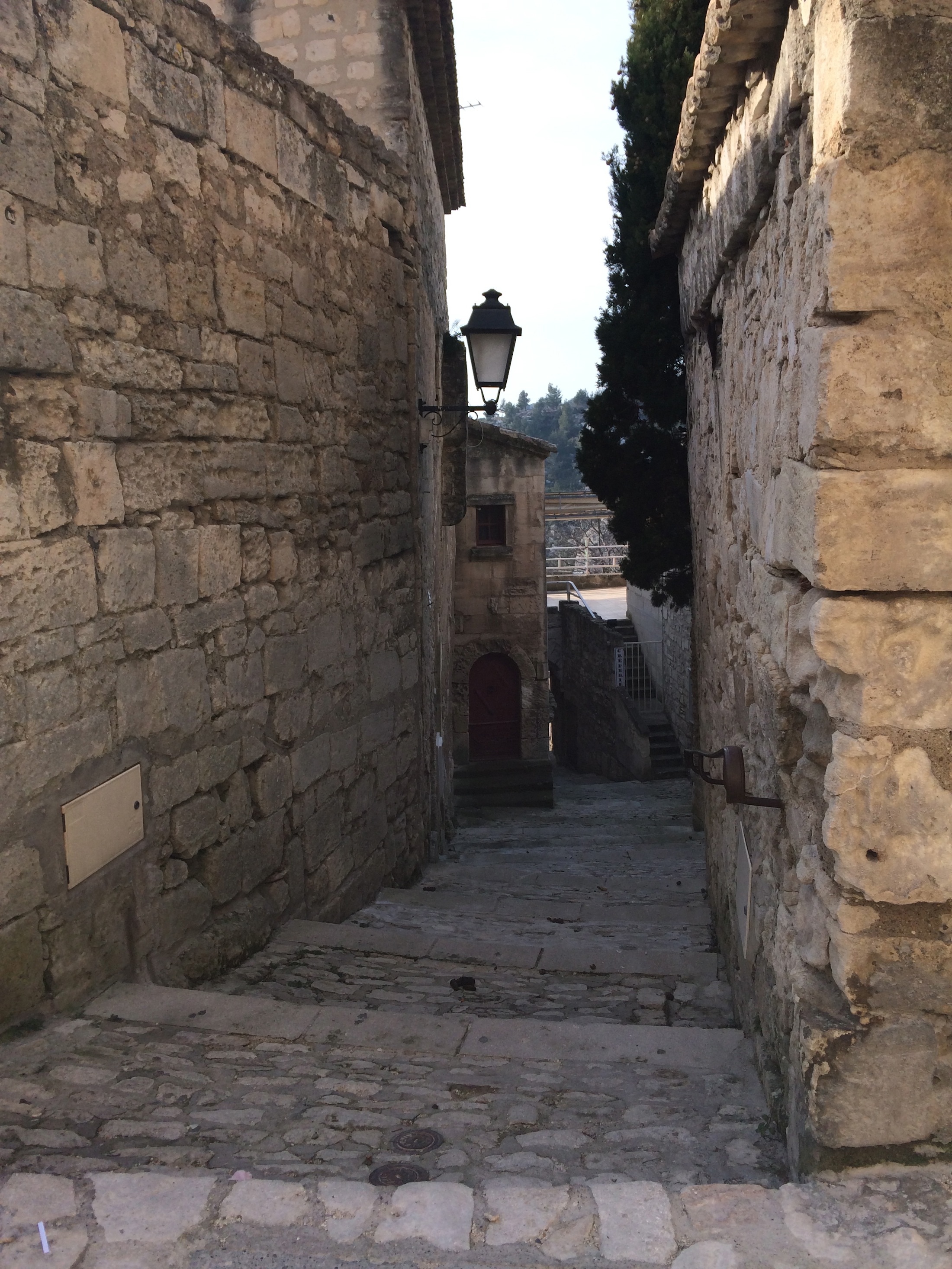 Pas un chat dans les rues. Seuls 22 habitants vivent dans l'enceinte des Baux.